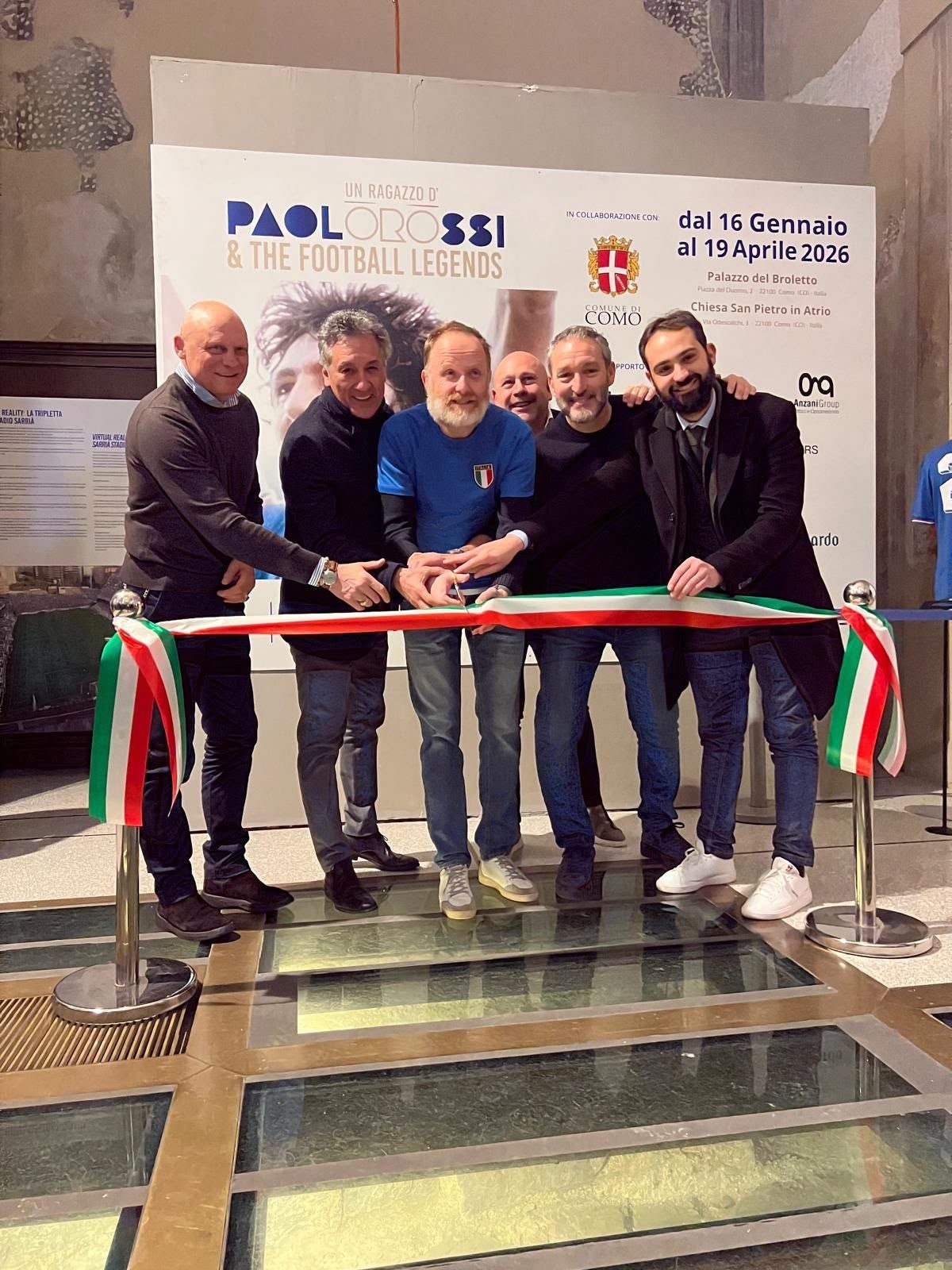 Taglio del nastro della mostra Paolo Rossi a Como