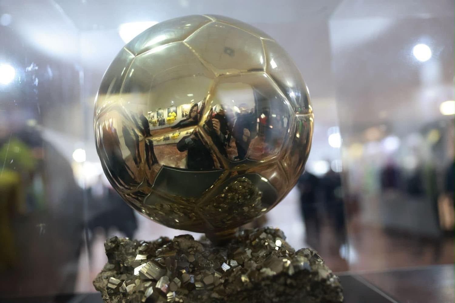 Il Pallone d'Oro esposto in mostra