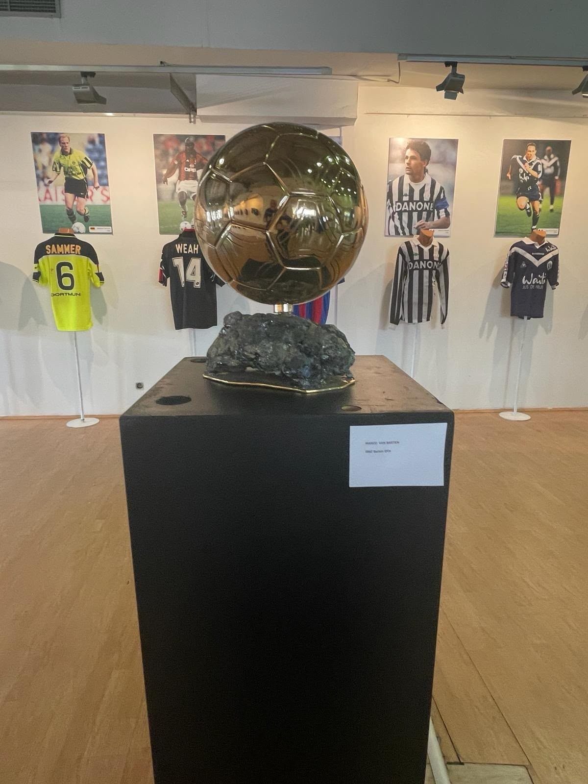 Pallone d'Oro su piedistallo